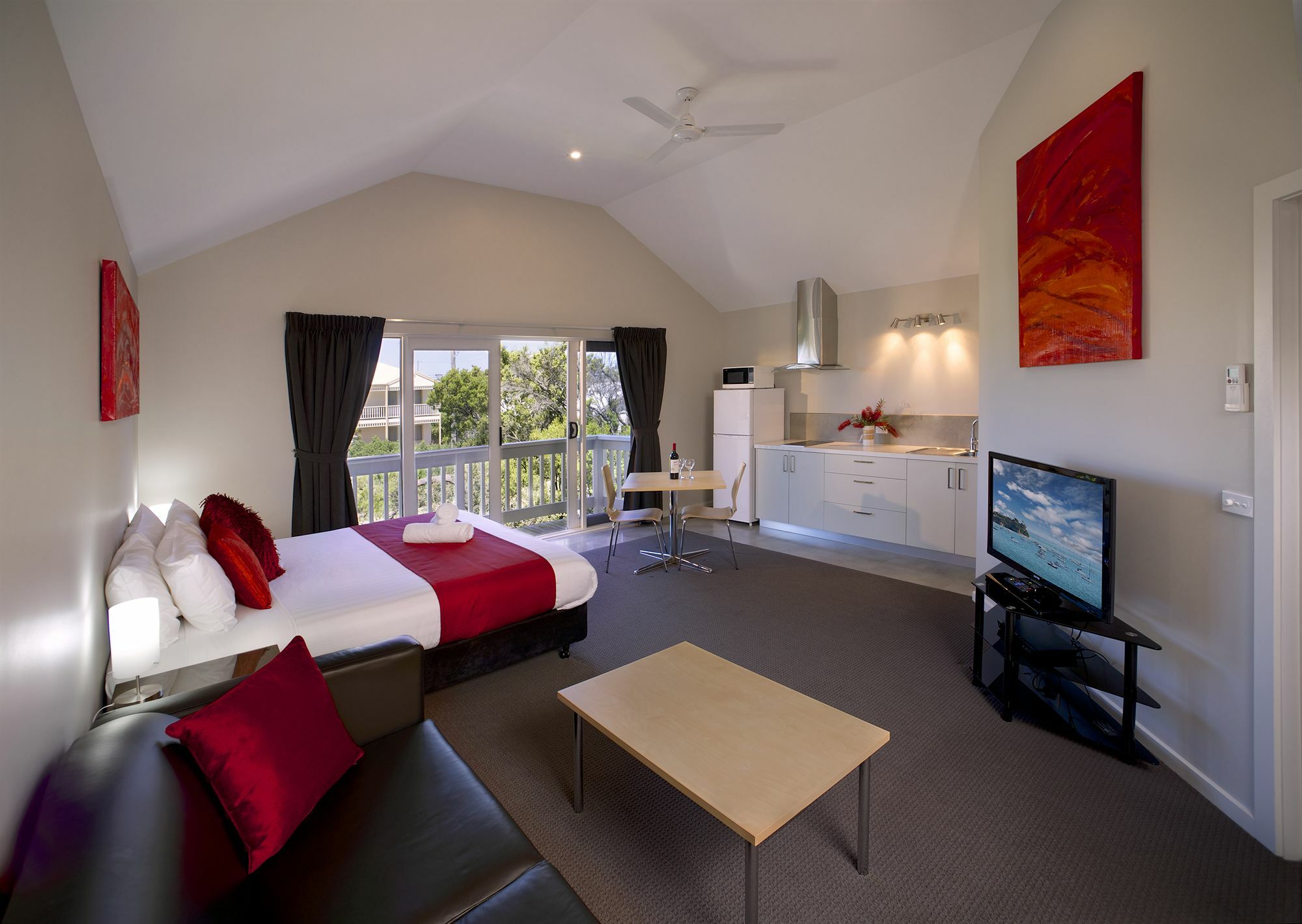 Boathouse Resort Studios And Suites Blairgowrie Exterior photo